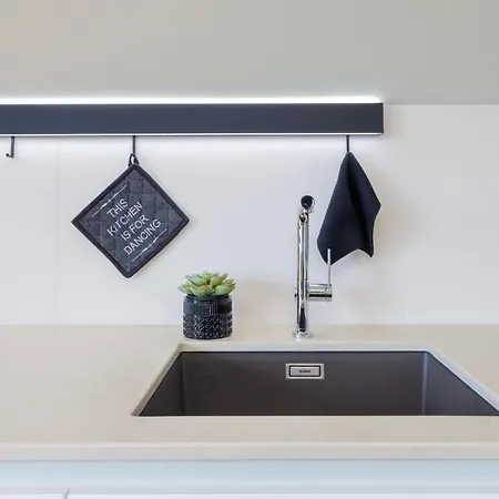 Apartment Am Waldrand Mit Panoramablick | Balkon | 2 Personen + 1 Kleinkind *
